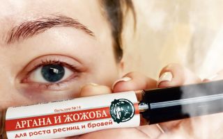 Application d'huile de jojoba cosmétique pour les cils et les sourcils