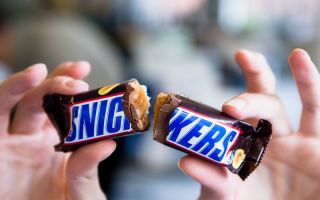 Snickers (Snickers): de samenstelling van de reep, de voor- en nadelen van chocolade